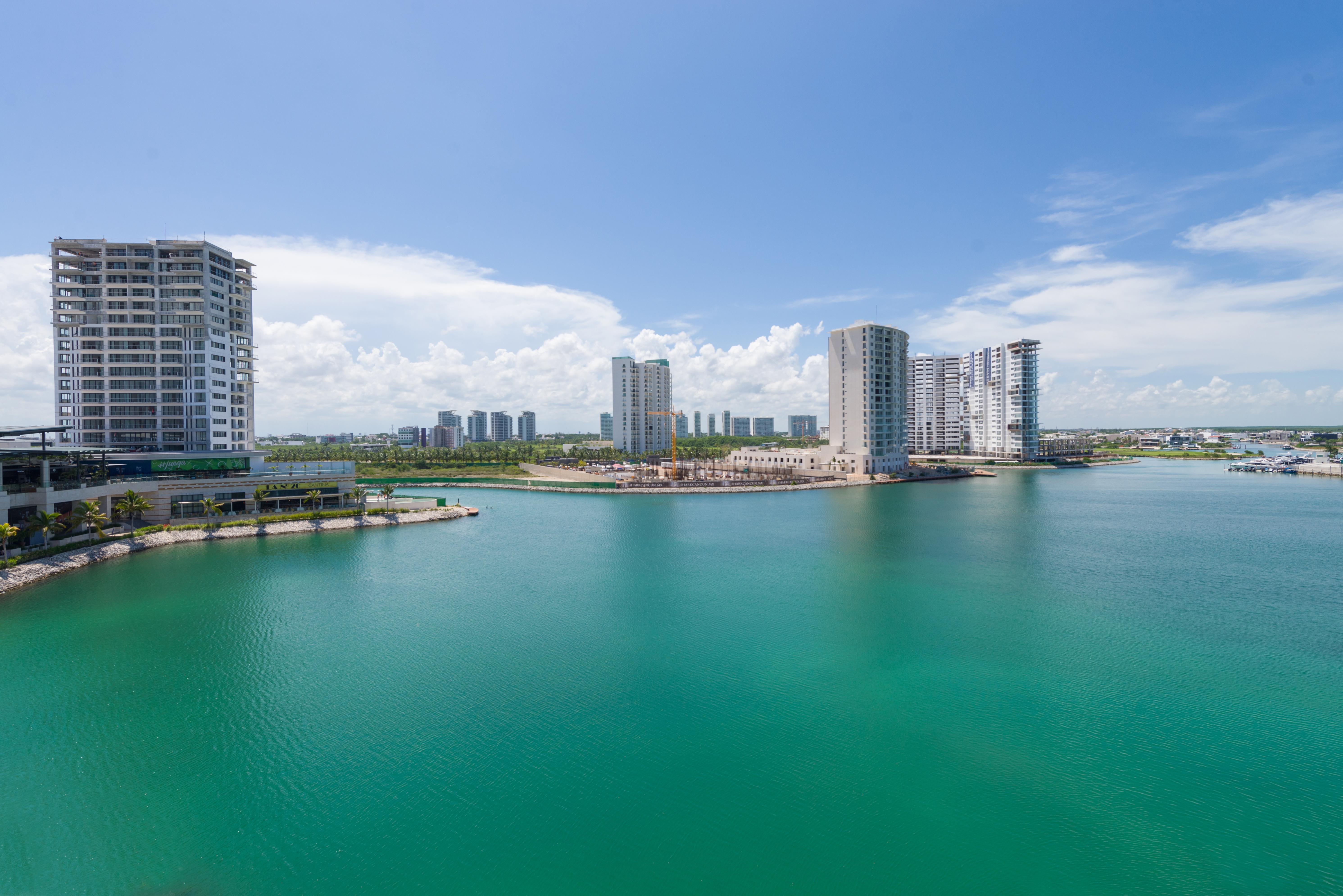 Renaissance Cancun Resort & Marina Eksteriør bilde View of the city