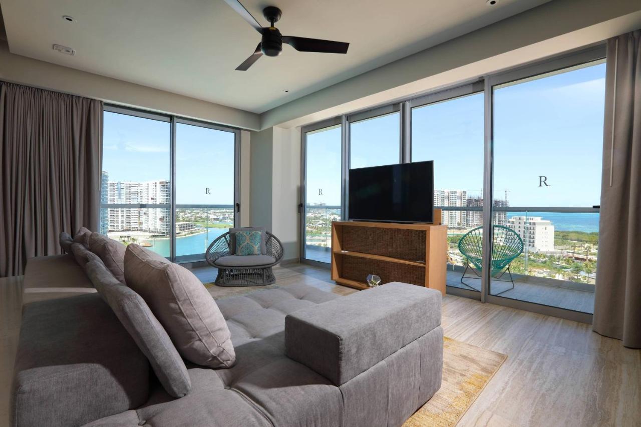Renaissance Cancun Resort & Marina Eksteriør bilde A living room in a condominium