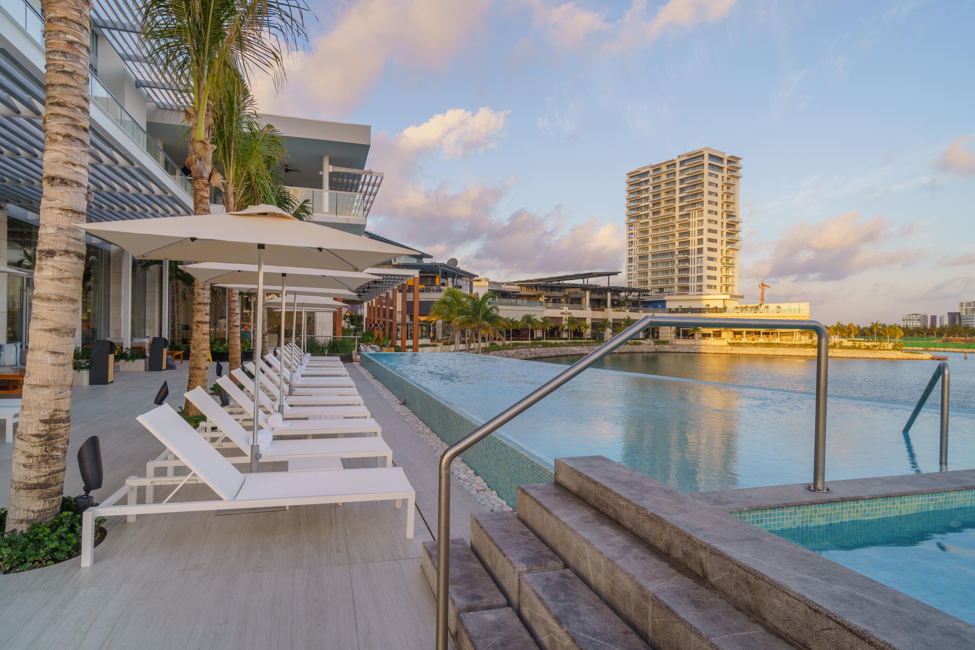 Renaissance Cancun Resort & Marina Eksteriør bilde Infinity pool at The Pearl