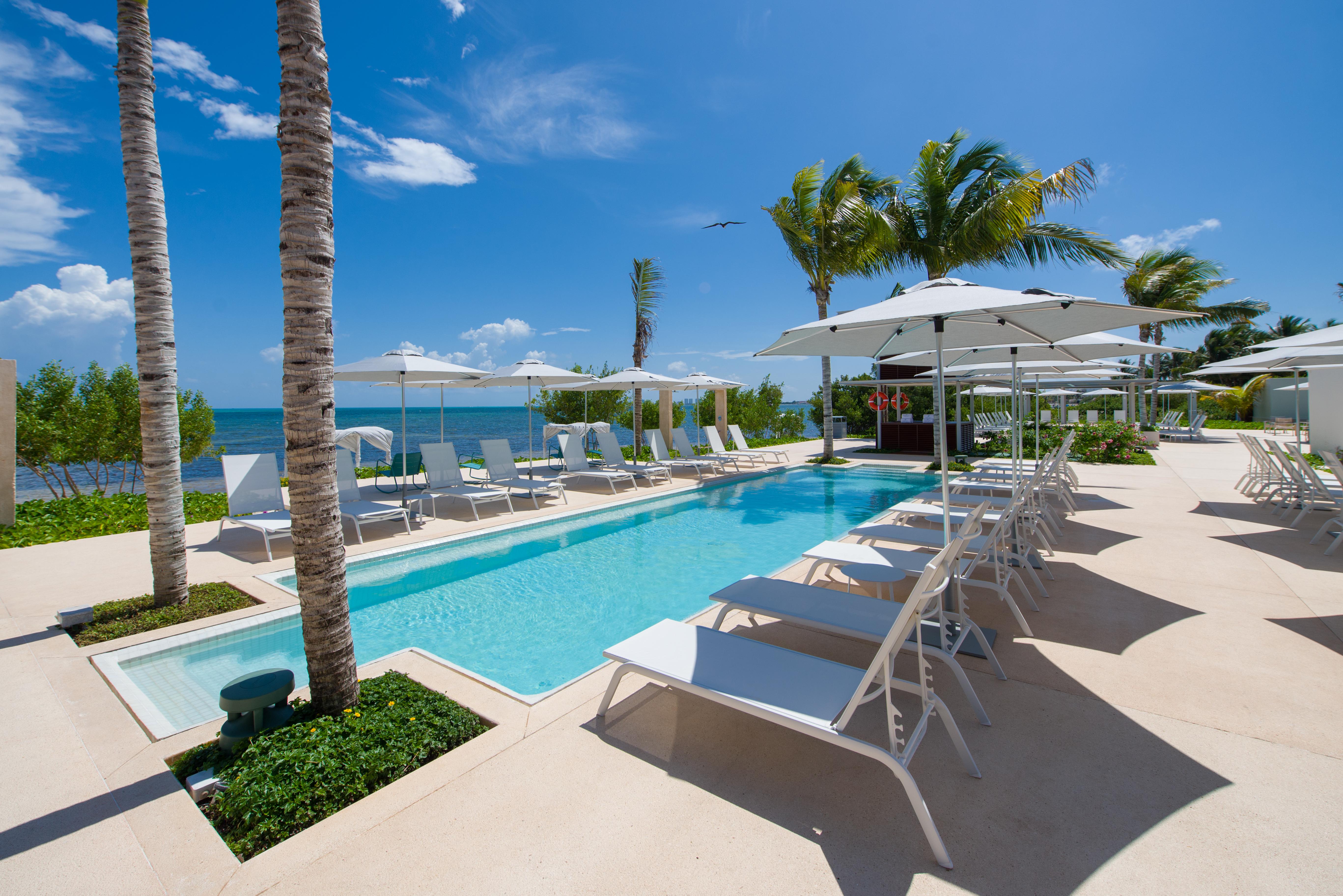 Renaissance Cancun Resort & Marina Eksteriør bilde The Beach Club at The Shore Club